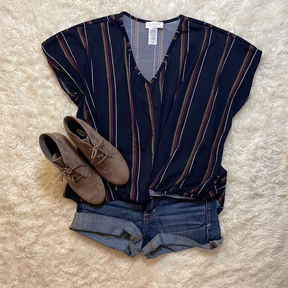 🌿NWOT!! • LAVENDER FIELD BOHO DARK NAVY OVERSIZED VNECK TEE • SIZE MEDIUM🌿 - Picture 1 of 5